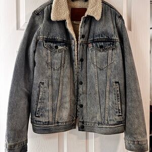 Levi's Men's Light Blue Denim Jacket with Cream Sherpa Collar